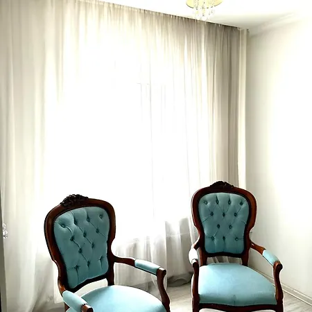 Romantic - In The Center Of 아파트 리비프